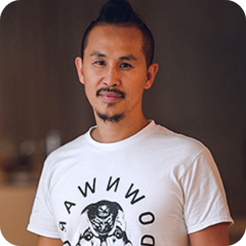Young Ho Kim 身穿白色 T 恤的半身照
